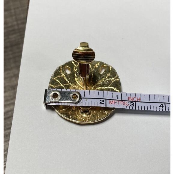 Vintage Sand Dollar Clip On Earrings Gold Tone Textured Beach Coastal 1” D - Picture 7 of 8